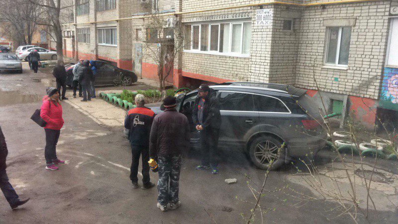 В Балакове упавший парапет повредил элитный внедорожник
