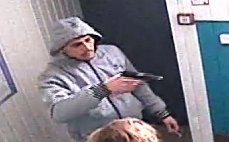 Вооруженный налетчик вынес из ломбарда ценности почти на 2 млн рублей