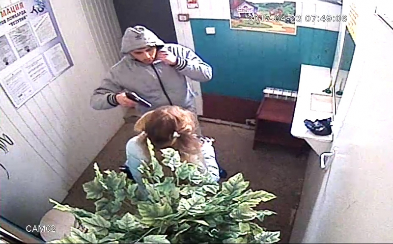 Вооруженный налетчик вынес из ломбарда ценности почти на 2 млн рублей