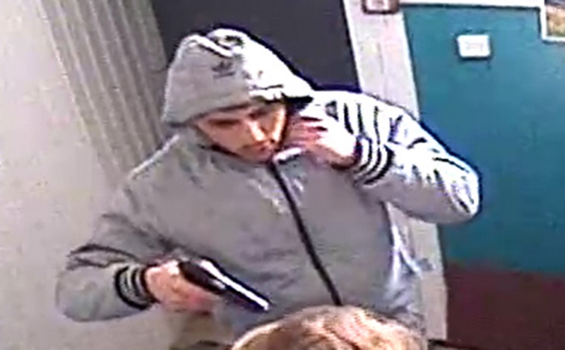 Вооруженный налетчик вынес из ломбарда ценности почти на 2 млн рублей