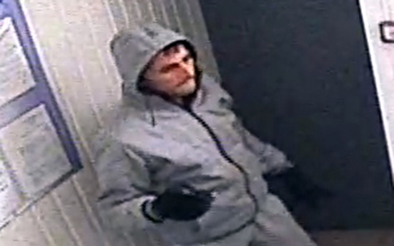 Вооруженный налетчик вынес из ломбарда ценности почти на 2 млн рублей