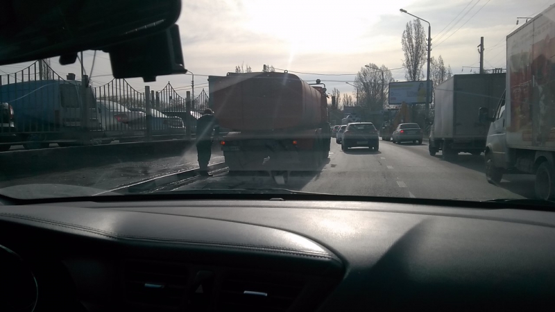 На улице Соколовой коммунальщики утроили затор