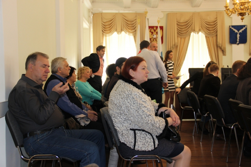 Глава Саратова предложил общественникам покататься с ним в автобусе