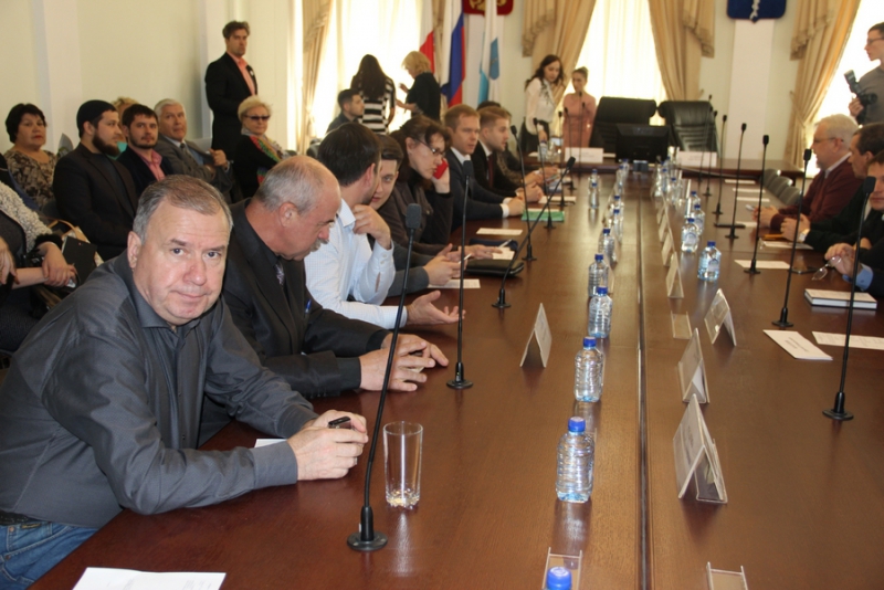 Глава Саратова предложил общественникам покататься с ним в автобусе