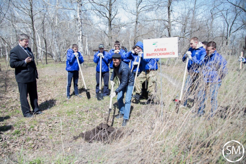 Студенты СГЮА посадили деревья на «Аллее выпускников»