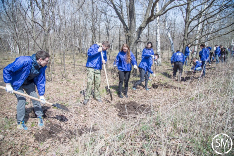 Студенты СГЮА посадили деревья на «Аллее выпускников»
