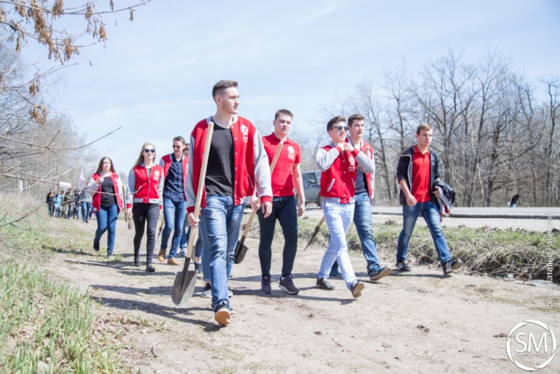 Студенты СГЮА посадили деревья на «Аллее выпускников»