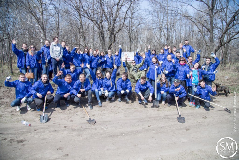 Студенты СГЮА посадили деревья на «Аллее выпускников»