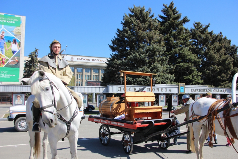В Саратове во время парада сломалась столетняя телега