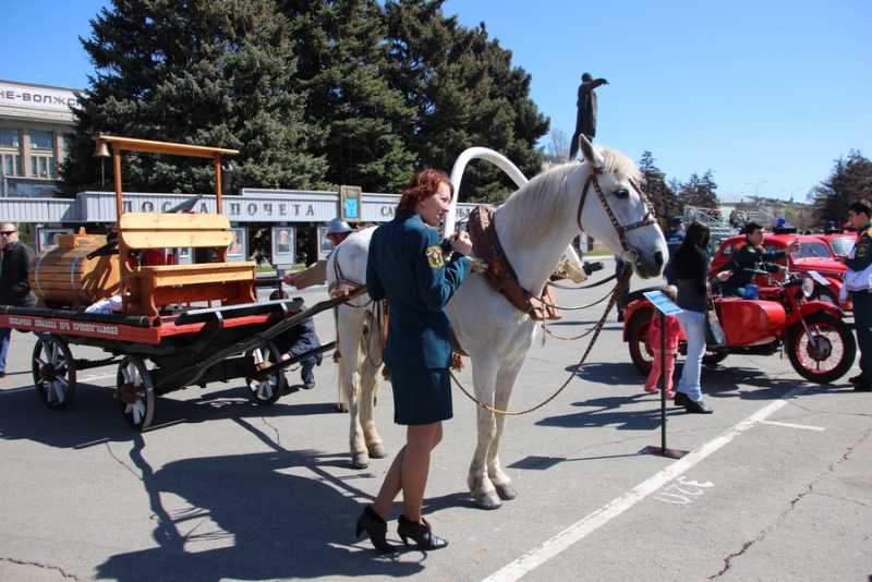 В Саратове во время парада сломалась столетняя телега