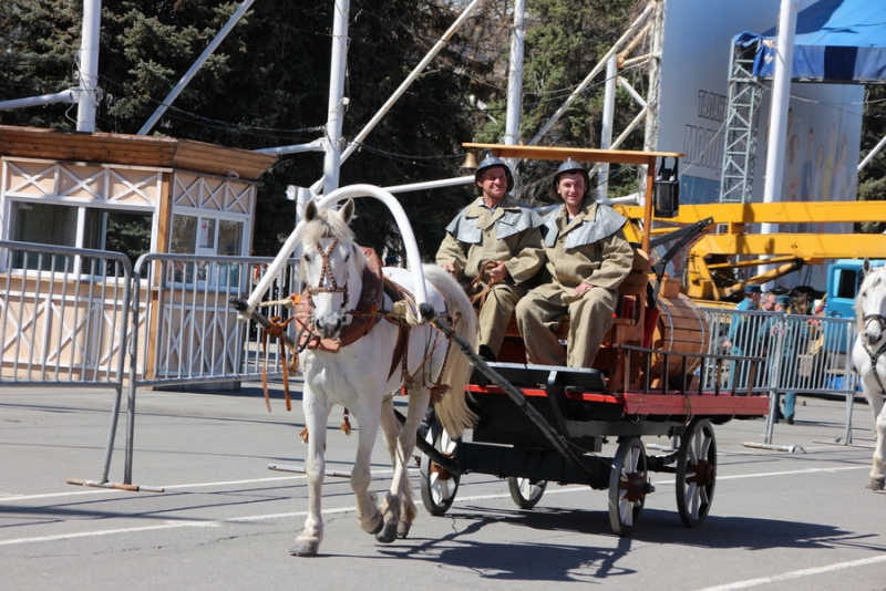 В Саратове во время парада сломалась столетняя телега