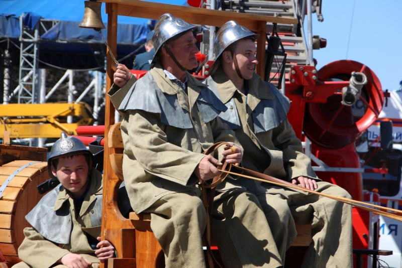 В Саратове во время парада сломалась столетняя телега