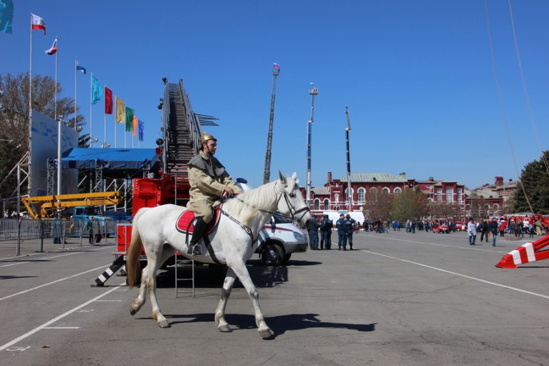 В Саратове во время парада сломалась столетняя телега