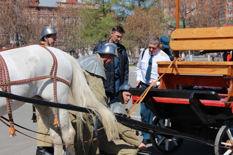 В Саратове во время парада сломалась столетняя телега