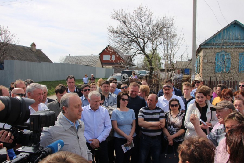 Валерий Сараев и Валерий Радаев пообещали саратовцам новую дорогу и школьный автобус