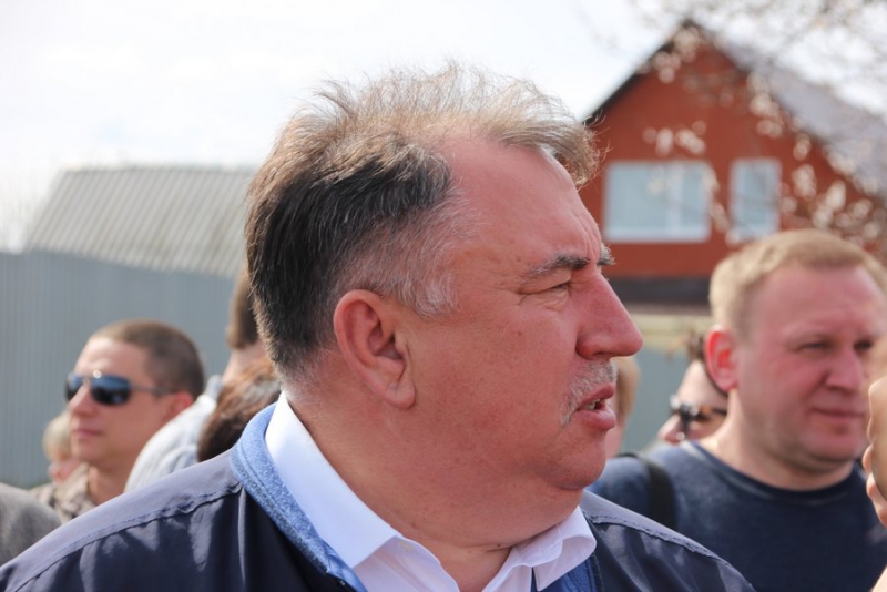 Валерий Сараев и Валерий Радаев пообещали саратовцам новую дорогу и школьный автобус