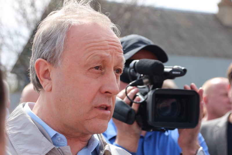 Валерий Сараев и Валерий Радаев пообещали саратовцам новую дорогу и школьный автобус