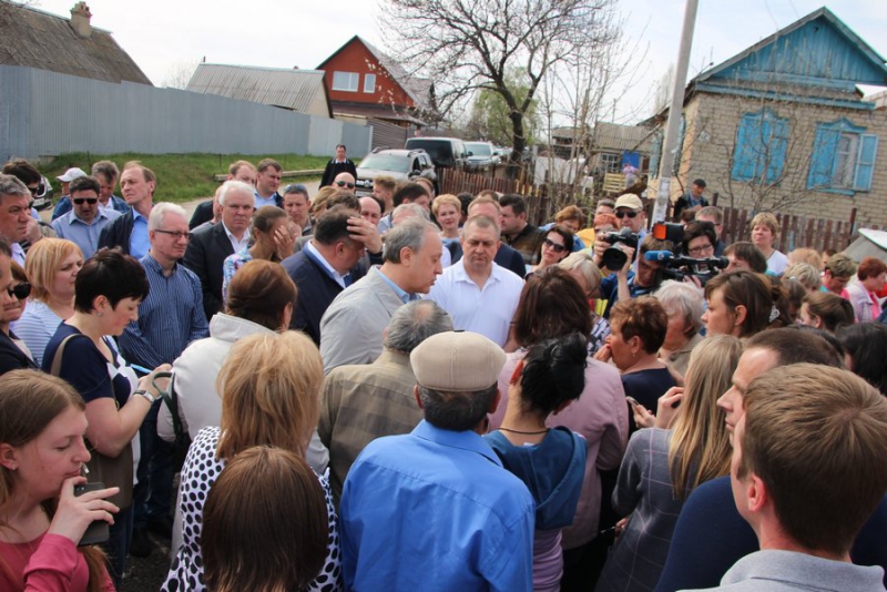 Валерий Сараев и Валерий Радаев пообещали саратовцам новую дорогу и школьный автобус