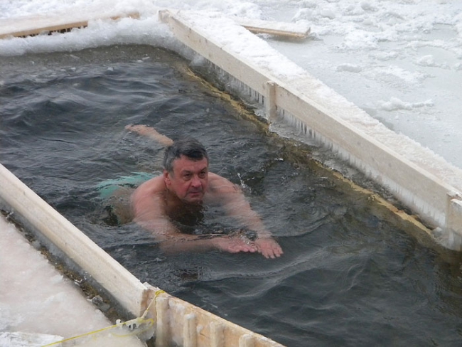 На Крещение четыре министра и зампред купались в проруби