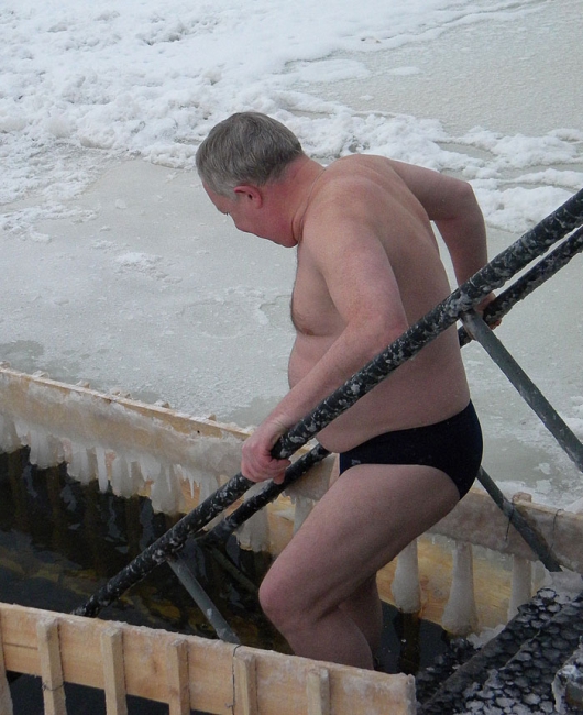 На Крещение четыре министра и зампред купались в проруби