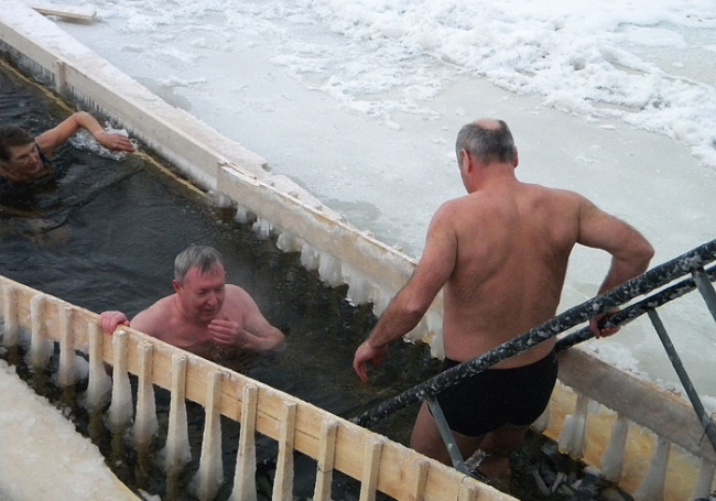 На Крещение четыре министра и зампред купались в проруби