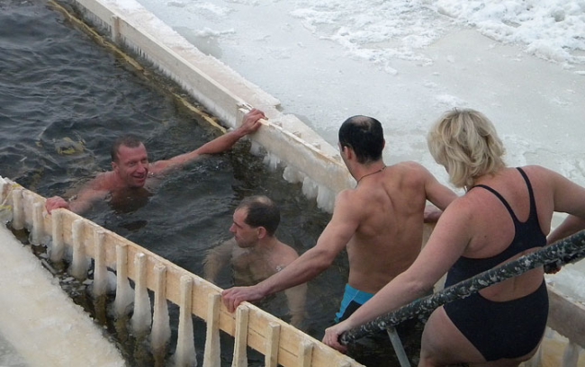 На Крещение четыре министра и зампред купались в проруби