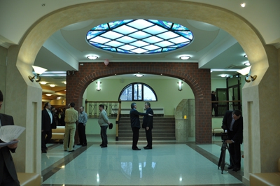 Губернатору устроили экскурсию по ТЮЗу