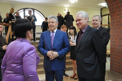 Губернатору устроили экскурсию по ТЮЗу