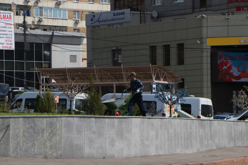 Стелу «Саратов» украсят сотнями роз