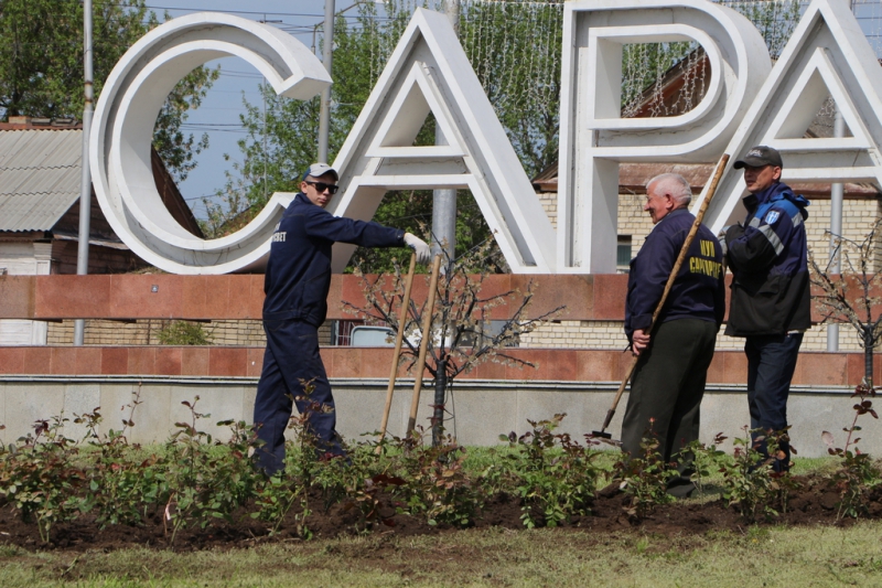 Стелу «Саратов» украсят сотнями роз