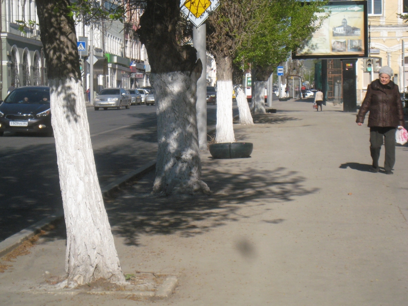 Белье на балконе. Белье сушится на балконе. В италии сушат бельё на улице. Инсталляция из старой одежды. Белье на веревке.