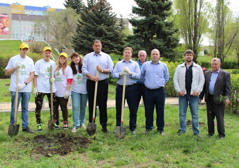 Депутат гордумы участвовал в озеленении сквера у Дворца пионеров