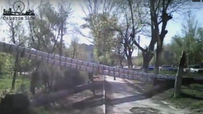 Мусоровоз снес теплотрассу и вырвал из земли деревья