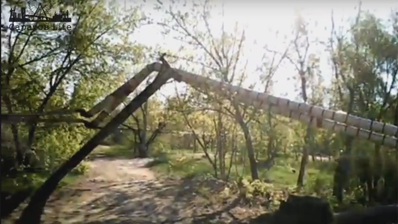 Мусоровоз снес теплотрассу и вырвал из земли деревья