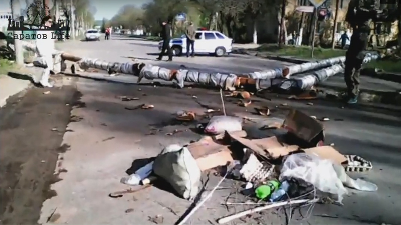 Мусоровоз снес теплотрассу и вырвал из земли деревья