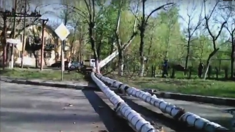 Мусоровоз снес теплотрассу и вырвал из земли деревья