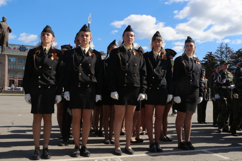 Саратовские школьники прошли строем по Театральной площади