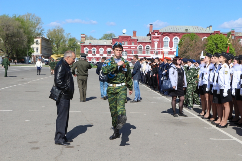 Саратовские школьники прошли строем по Театральной площади