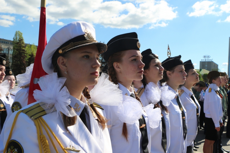 Саратовские школьники прошли строем по Театральной площади