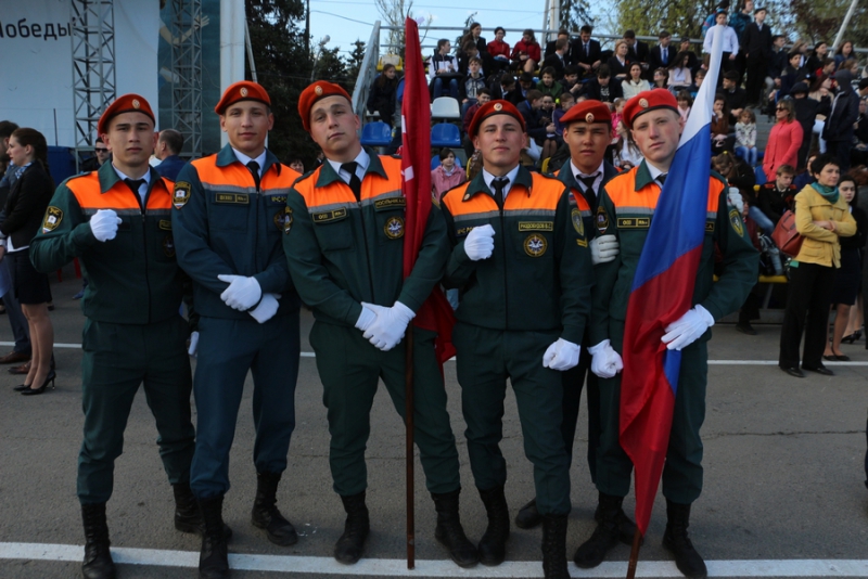Саратовские школьники прошли строем по Театральной площади