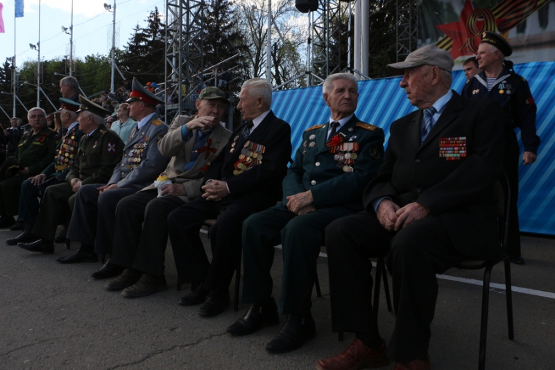 Саратовские школьники прошли строем по Театральной площади