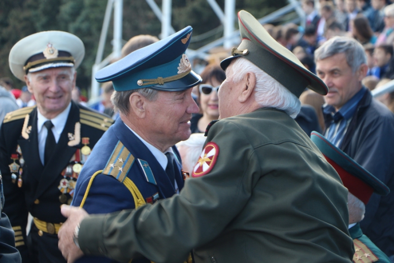 Саратовские школьники прошли строем по Театральной площади