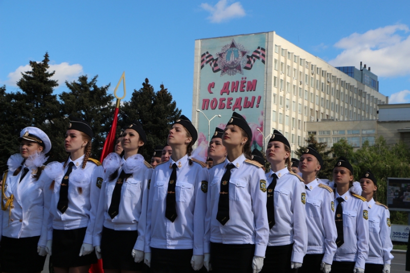 Саратовские школьники прошли строем по Театральной площади