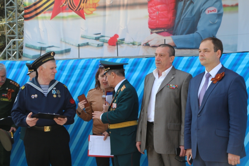 Саратовские школьники прошли строем по Театральной площади