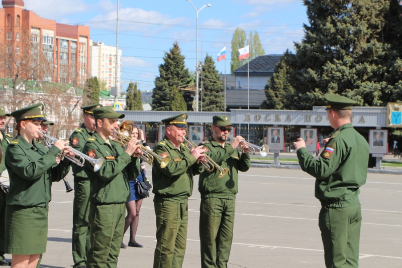 Саратовские школьники прошли строем по Театральной площади