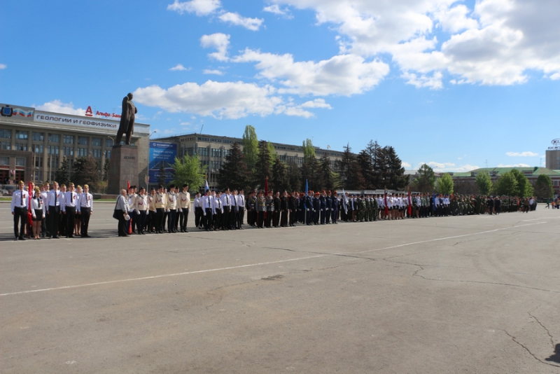 Саратовские школьники прошли строем по Театральной площади
