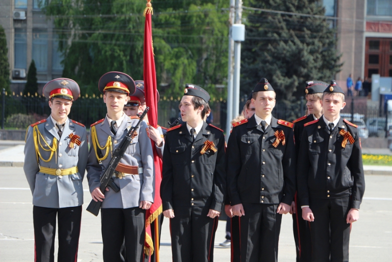 Саратовские школьники прошли строем по Театральной площади