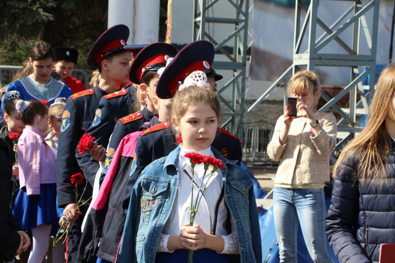 Саратовские школьники прошли строем по Театральной площади