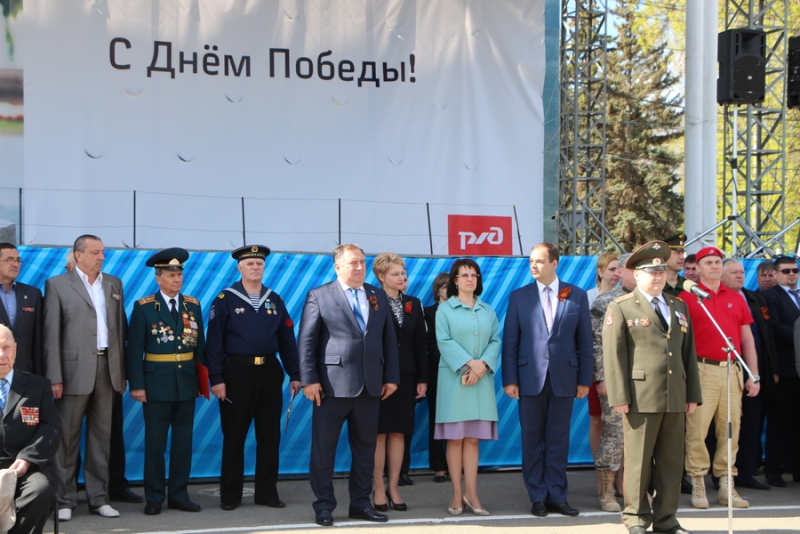 Саратовские школьники прошли строем по Театральной площади