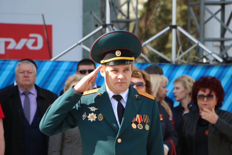 Саратовские школьники прошли строем по Театральной площади